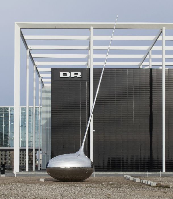 Hauptverwaltung DR mit Skulptur "Receiver" (Inges Idee, 2010)